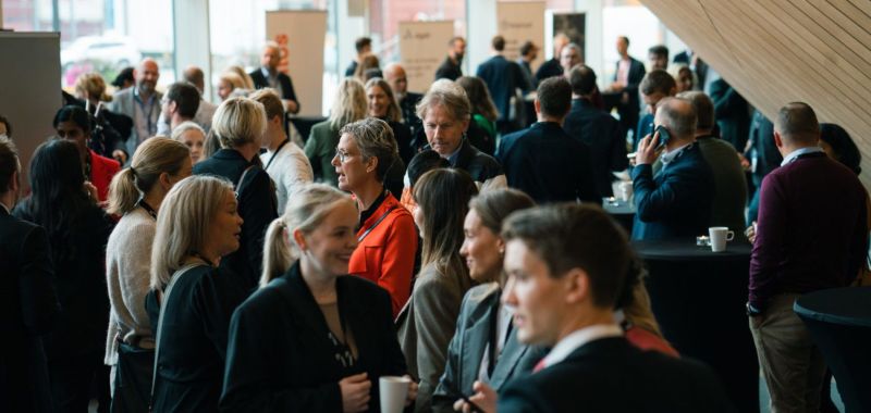 Mennesker som mingler på Kilden