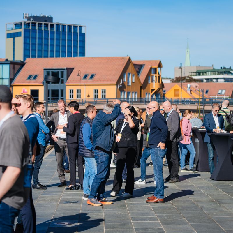 Mennesker som mingler på Kilden