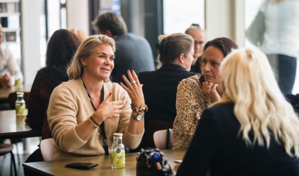 Mennesker som mingler på Kilden